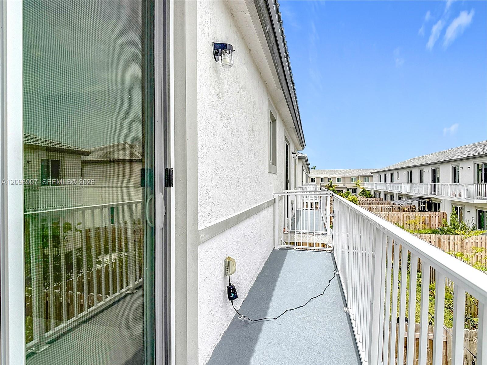 Ver detalles 716 3 / 3 1642 sq. ft. $ 2026-09-28 0 foto