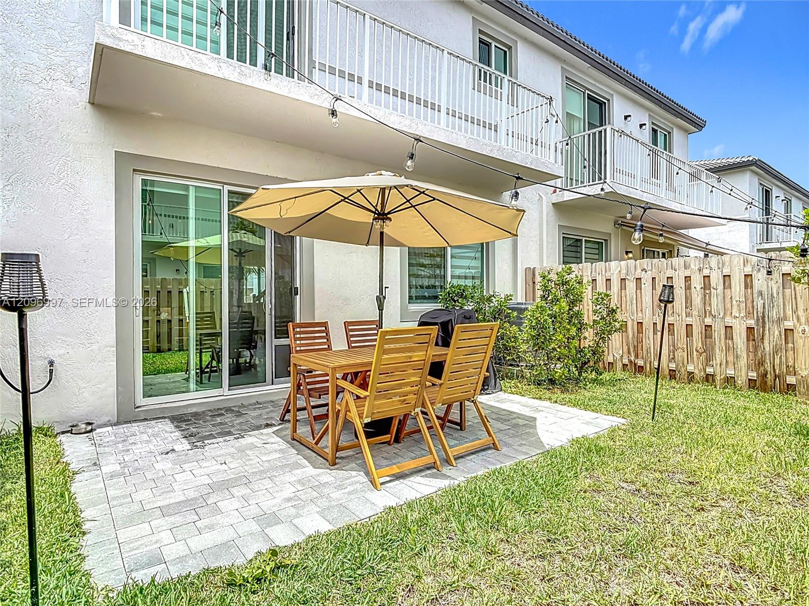 Ver detalles 716 3 / 3 1642 sq. ft. $ 2026-09-28 0 foto