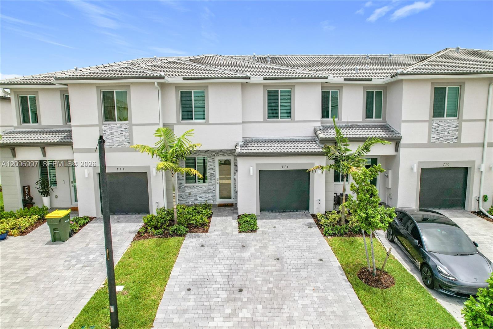 Ver detalles 716 3 / 3 1642 sq. ft. $ 2026-09-28 0 foto