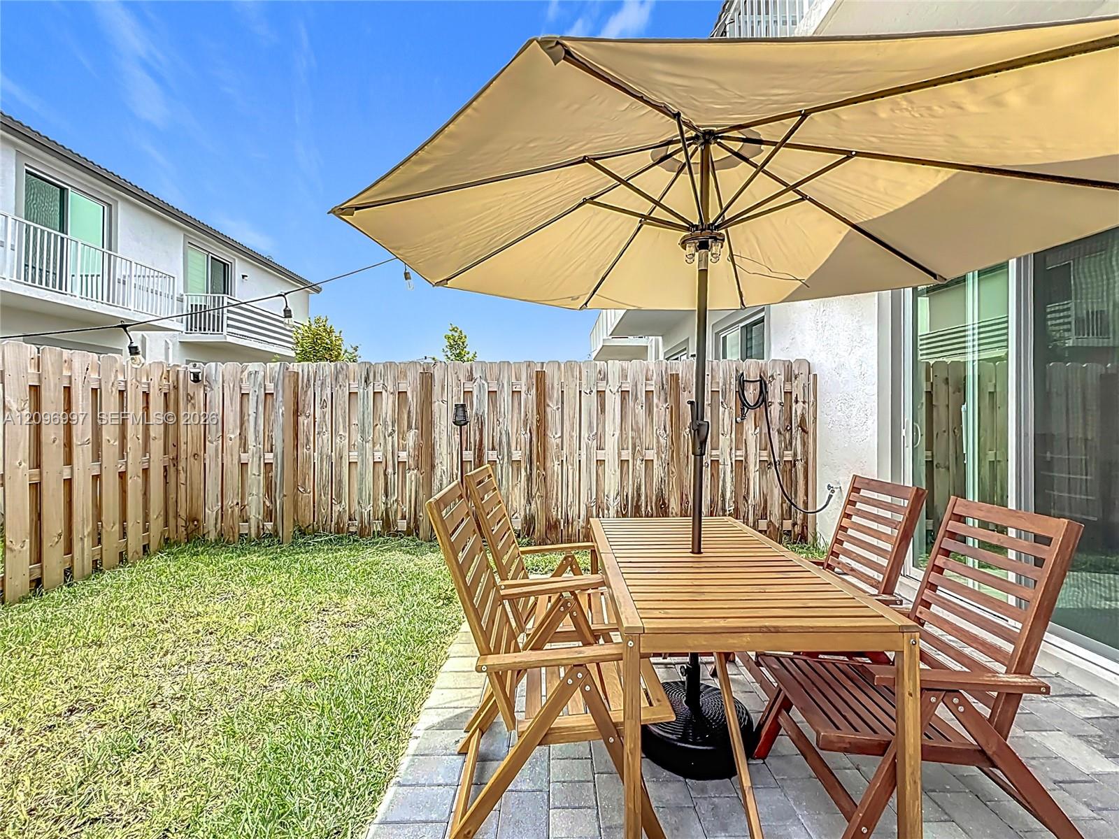 Ver detalles 716 3 / 3 1642 sq. ft. $ 2026-09-28 0 foto
