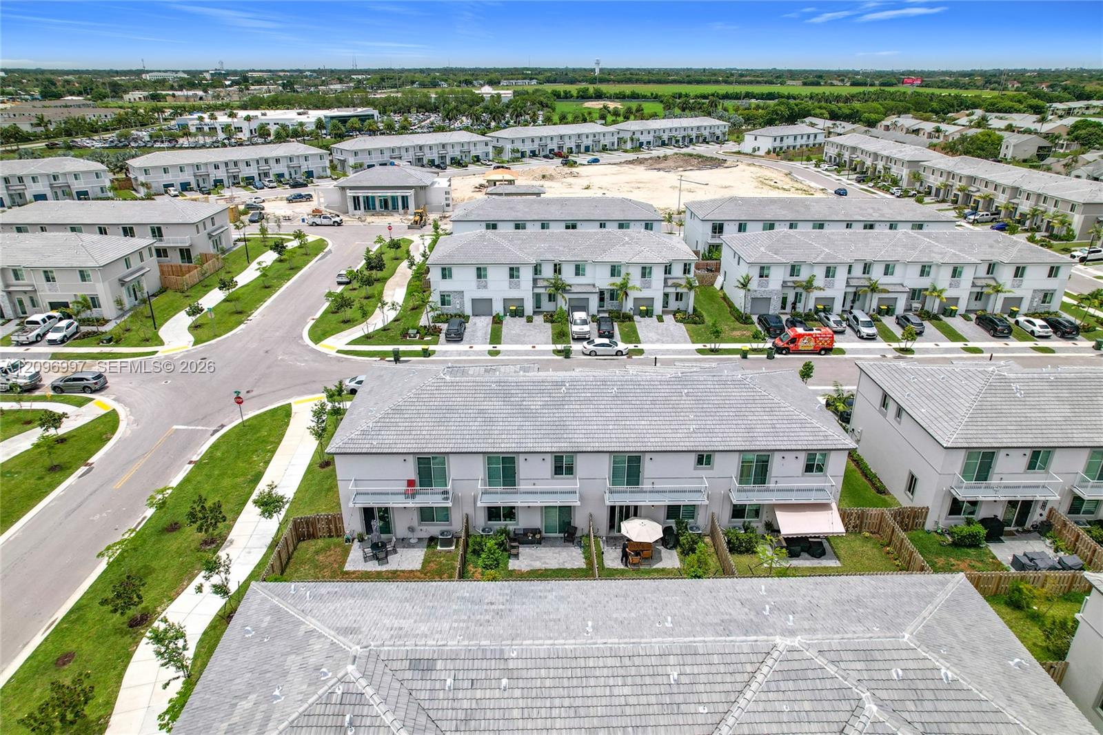 Ver detalles 716 3 / 3 1642 sq. ft. $ 2026-09-28 0 foto