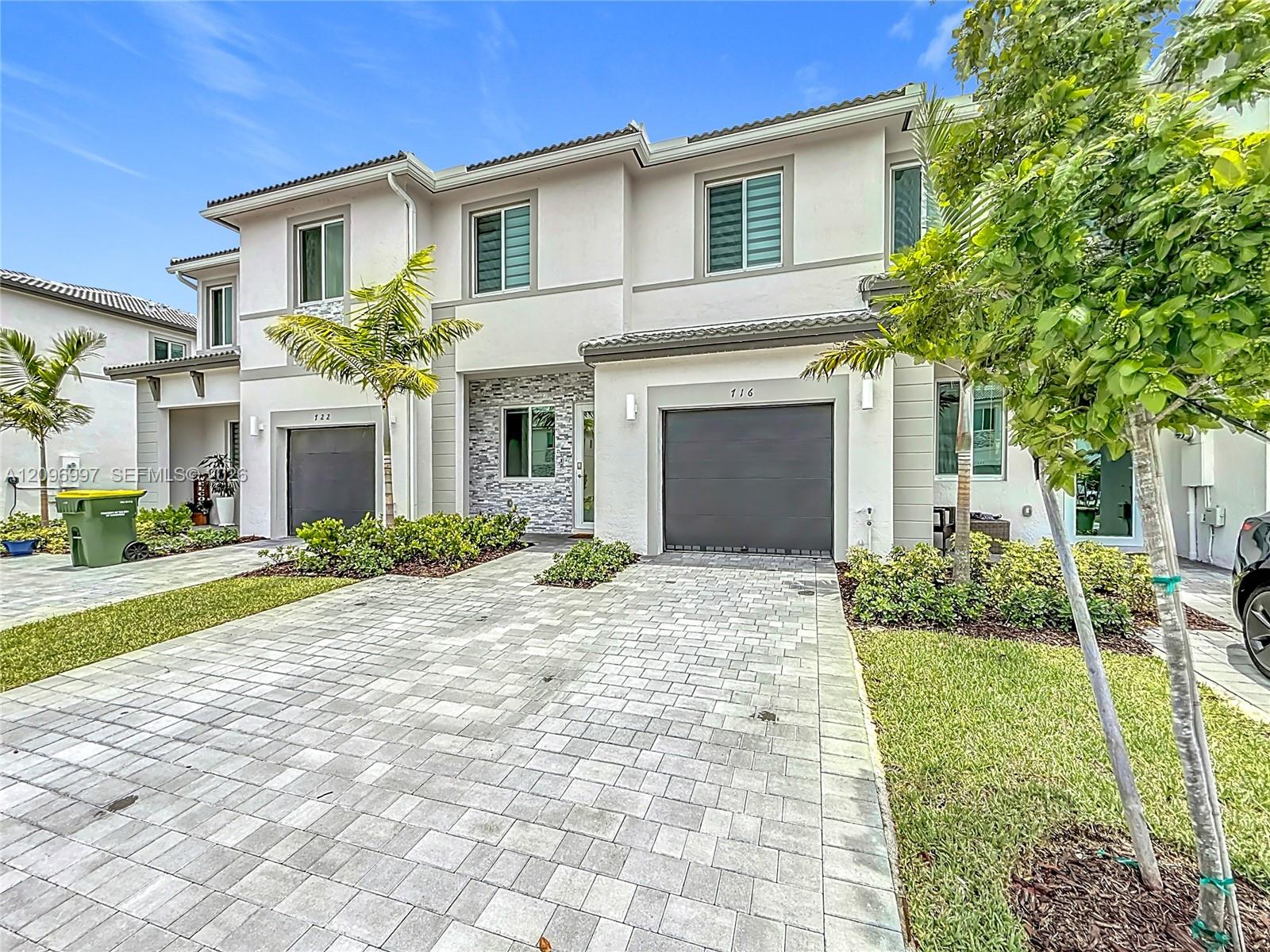 Ver detalles 716 3 / 3 1642 sq. ft. $ 2026-09-28 0 foto