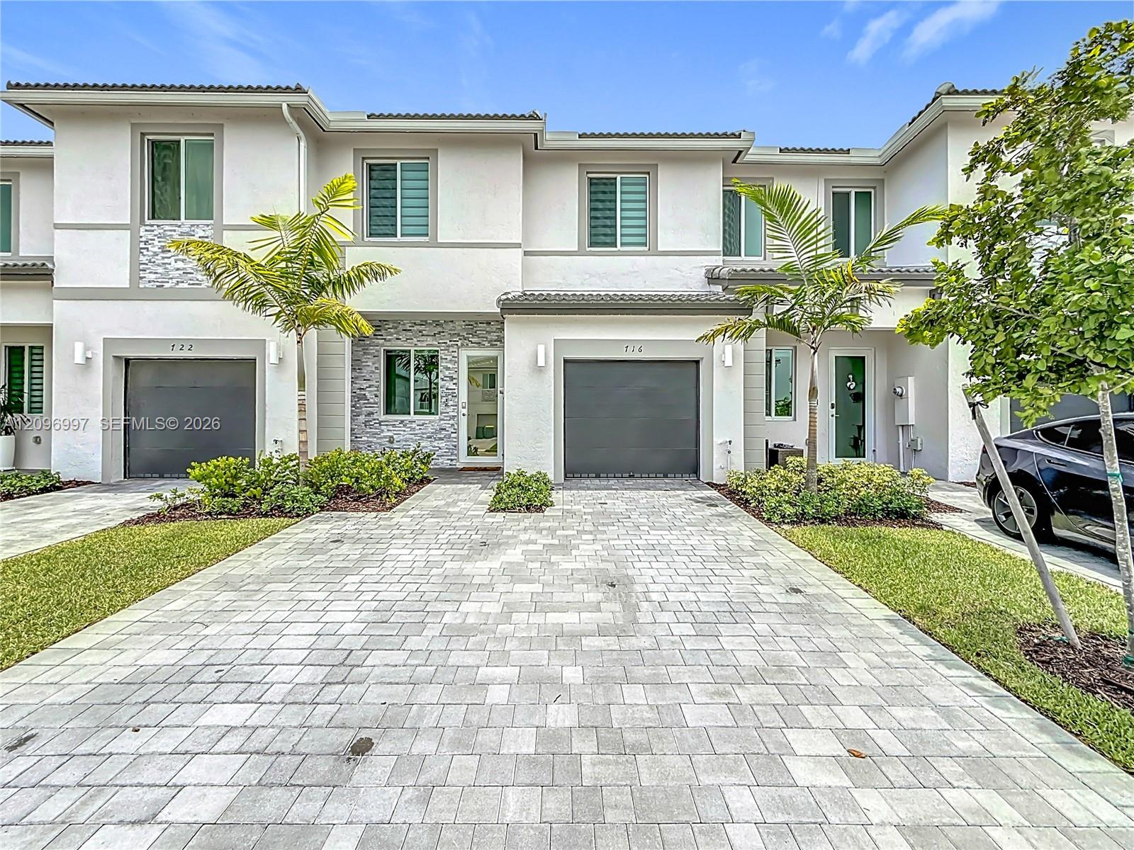 Ver detalles 716 3 / 3 1642 sq. ft. $ 2026-09-28 0 foto