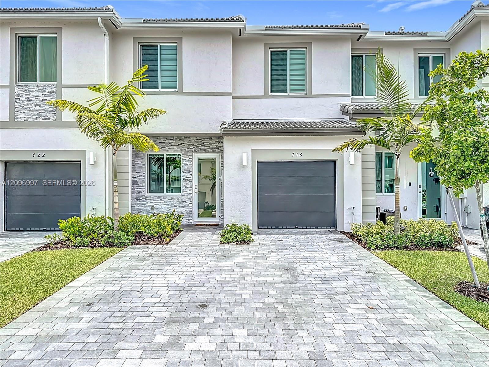 Ver detalles 716 3 / 3 1642 sq. ft. $ 2026-09-28 0 foto