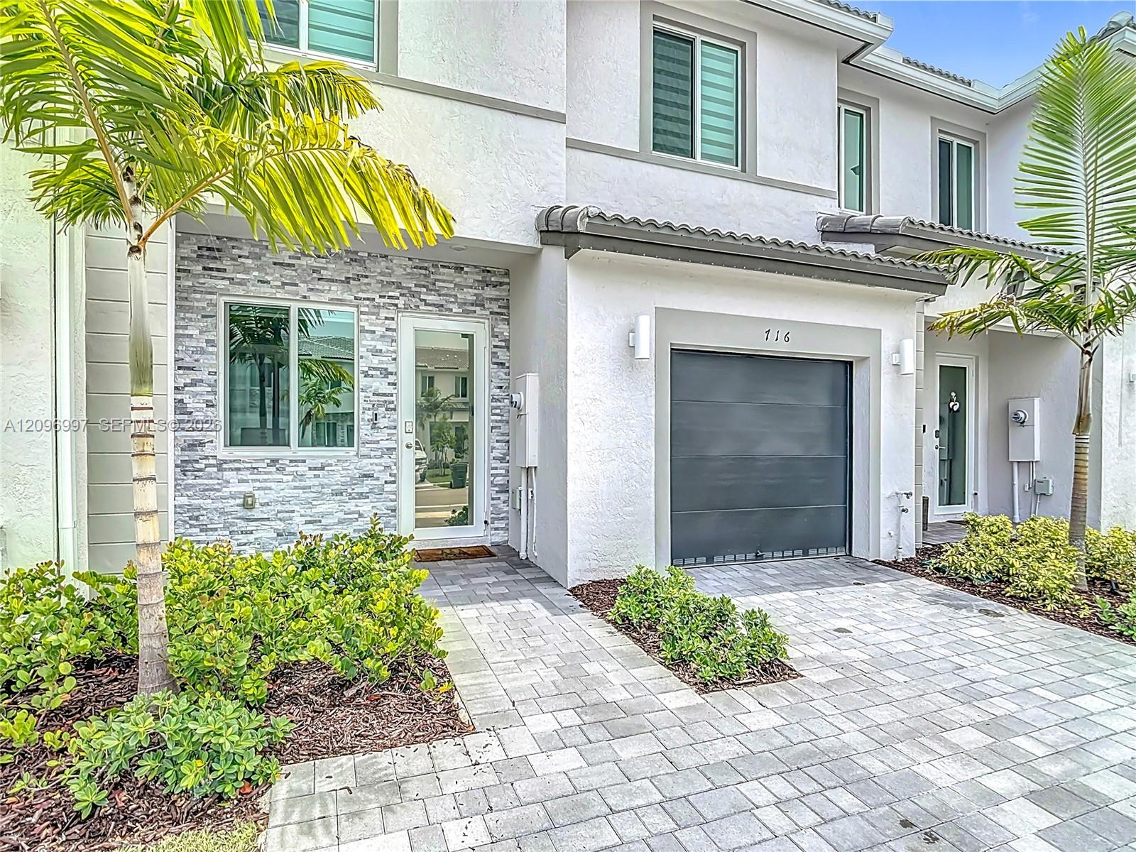Ver detalles 716 3 / 3 1642 sq. ft. $ 2026-09-28 0 foto