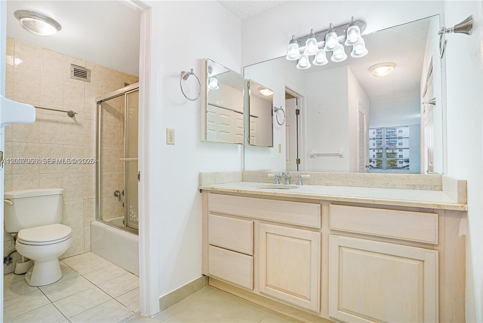 Ver detalles 414 2 / 2 1270 sq. ft. $ 2026-09-28 0 foto