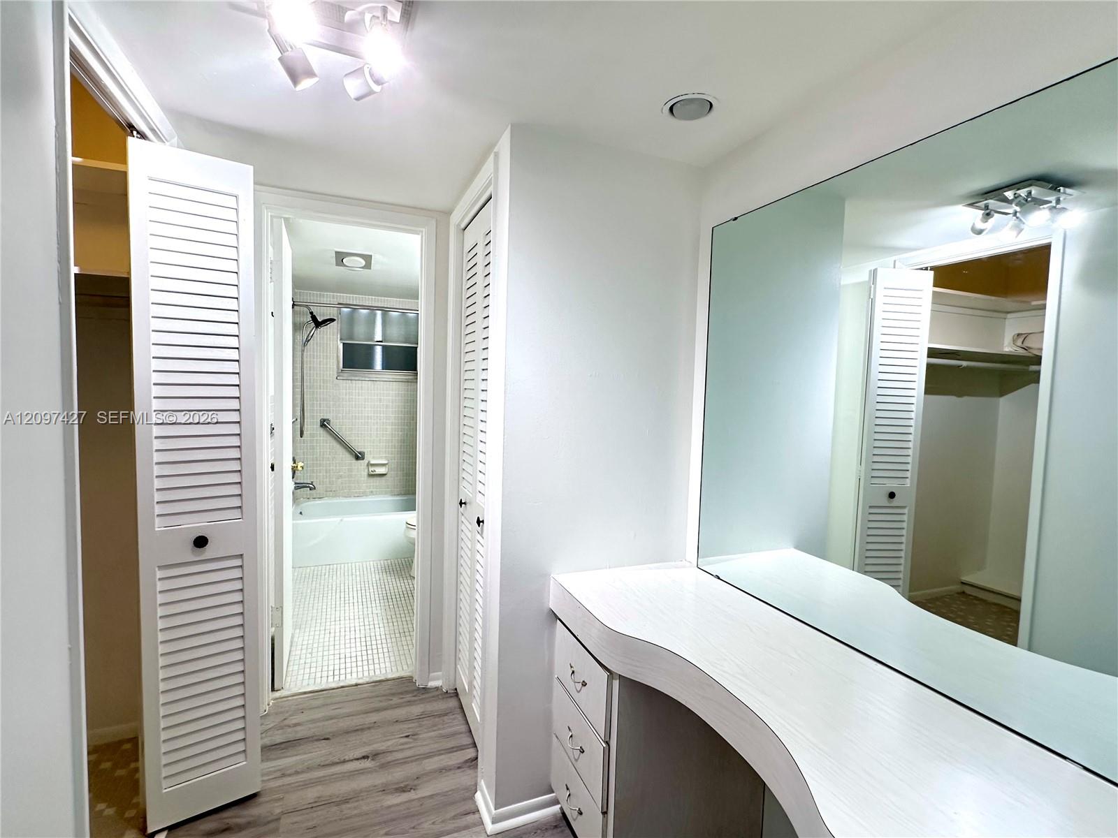 Ver detalles 511 1 / 2 775 sq. ft. $ 2026-09-29 0 foto