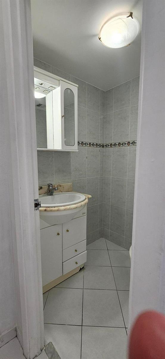 See details 21L 1 / 870 sq. ft. $ 2026-10-13 0 Photo