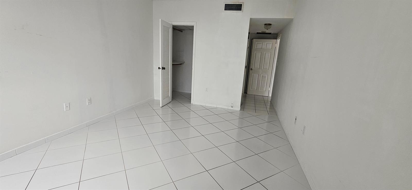 See details 21L 1 / 870 sq. ft. $ 2026-10-13 0 Photo