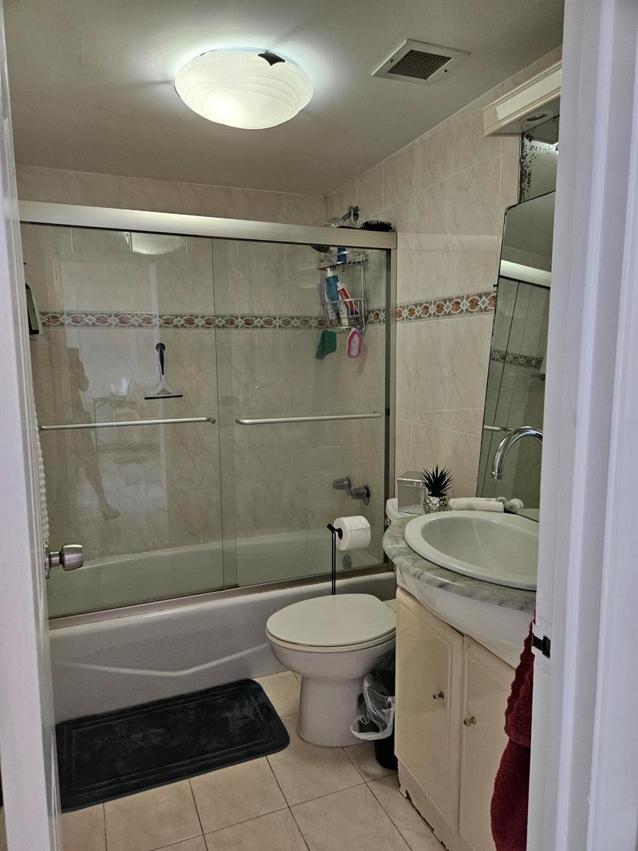 See details 21L 1 / 870 sq. ft. $ 2026-10-13 0 Photo