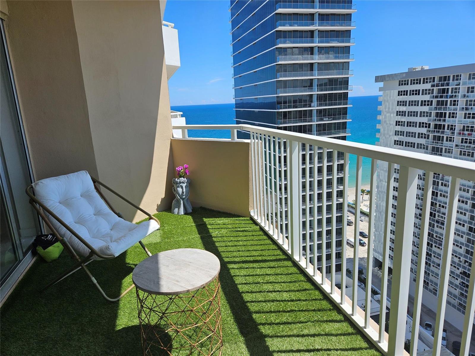 See details 21L 1 / 870 sq. ft. $ 2026-10-13 0 Photo