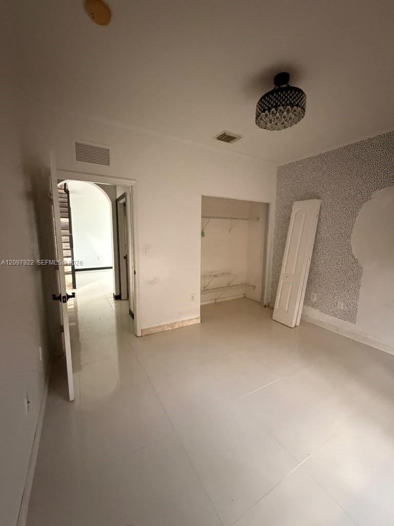 Подробнее 14318 5 / 3 2627 кв.футов $ 2026-09-30 0 Фото