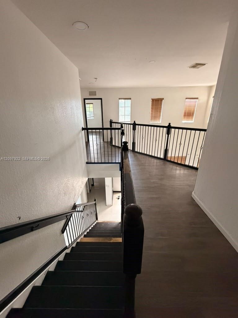 Подробнее 14318 5 / 3 2627 кв.футов $ 2026-09-30 0 Фото