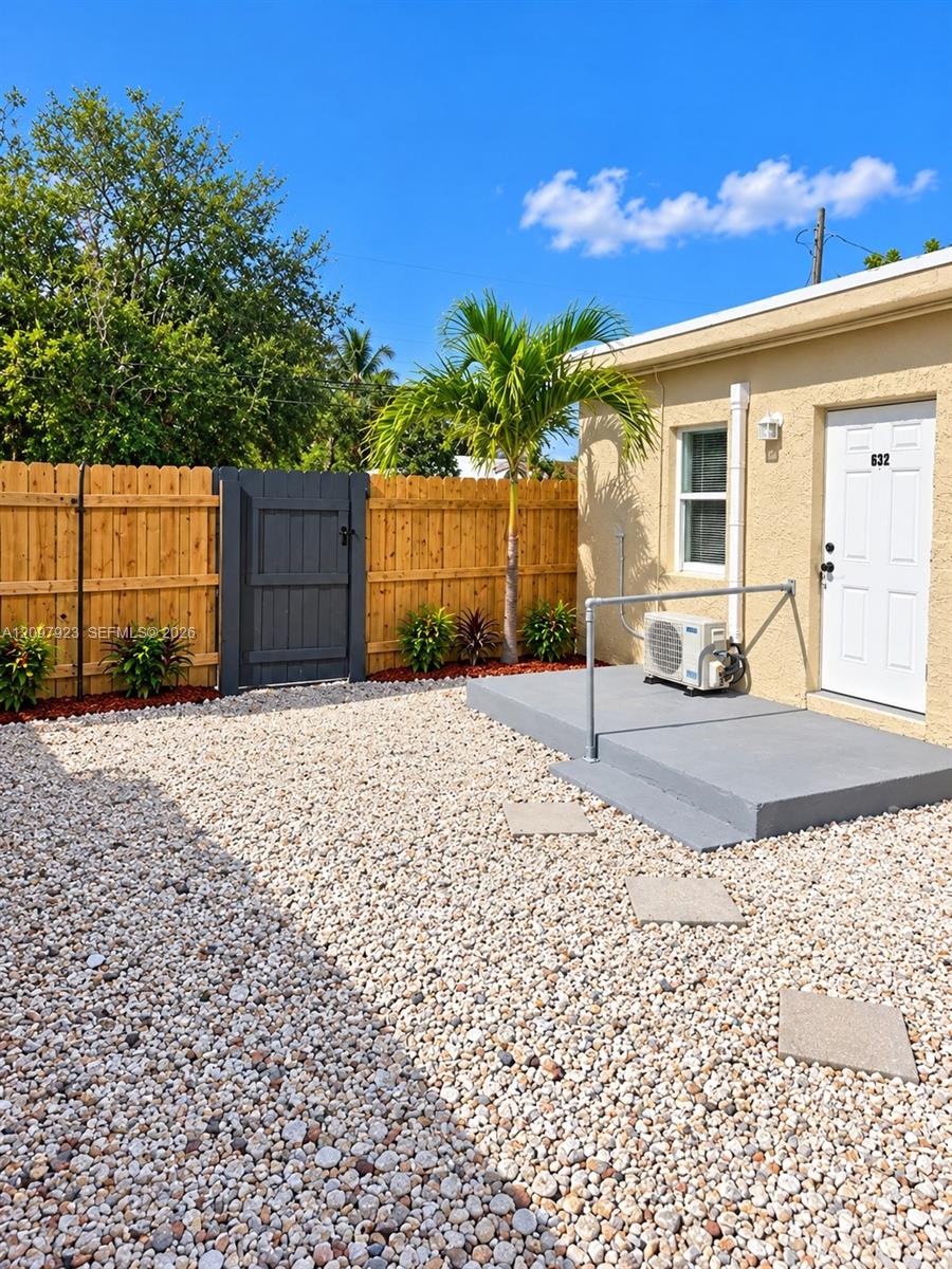   /  880 sq. ft. $ 2026-09-30 0 foto