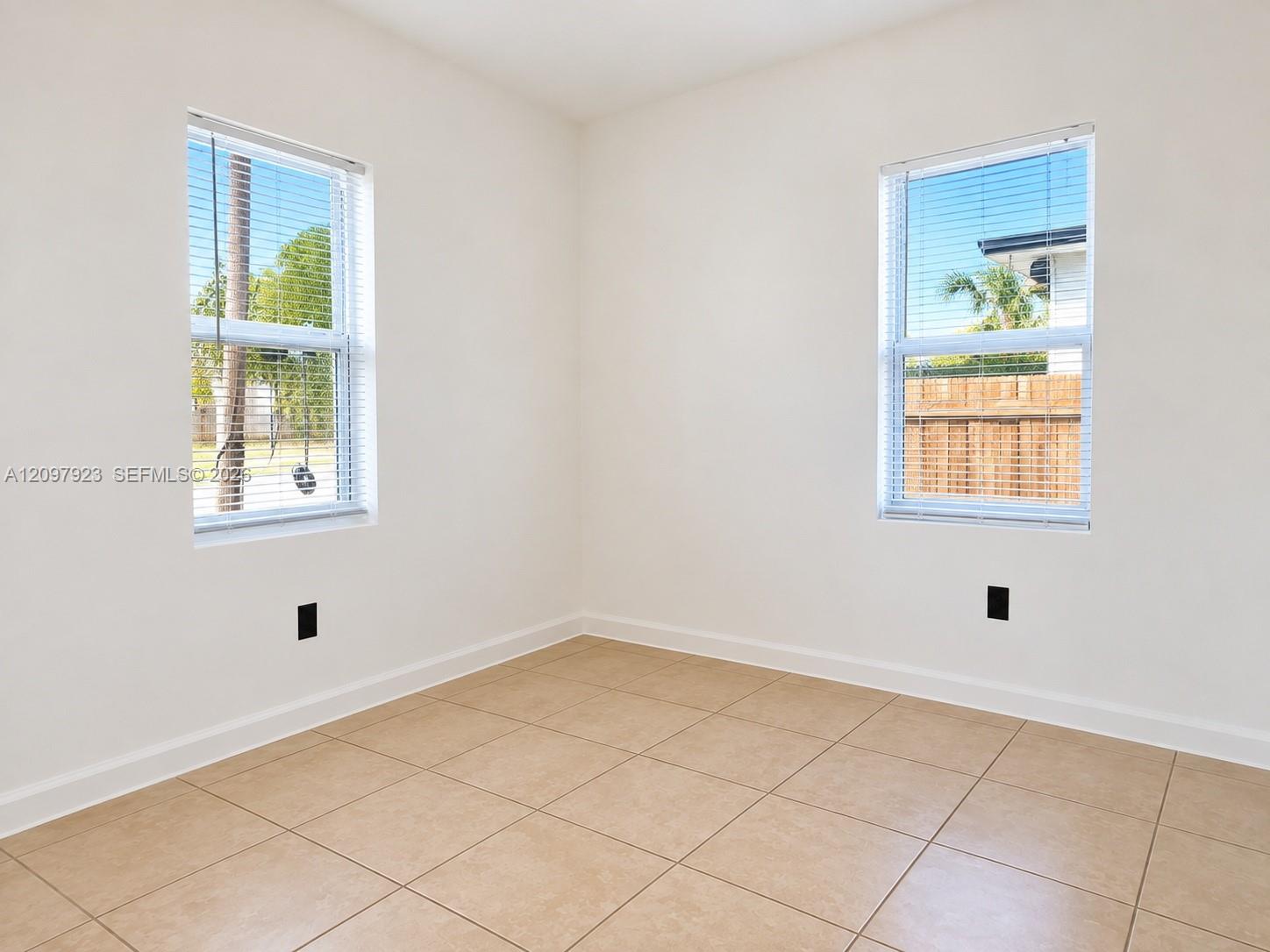   /  880 sq. ft. $ 2026-09-30 0 foto