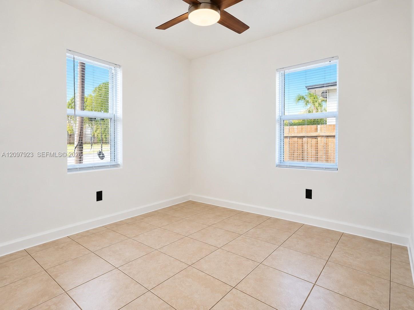   /  880 sq. ft. $ 2026-09-30 0 foto