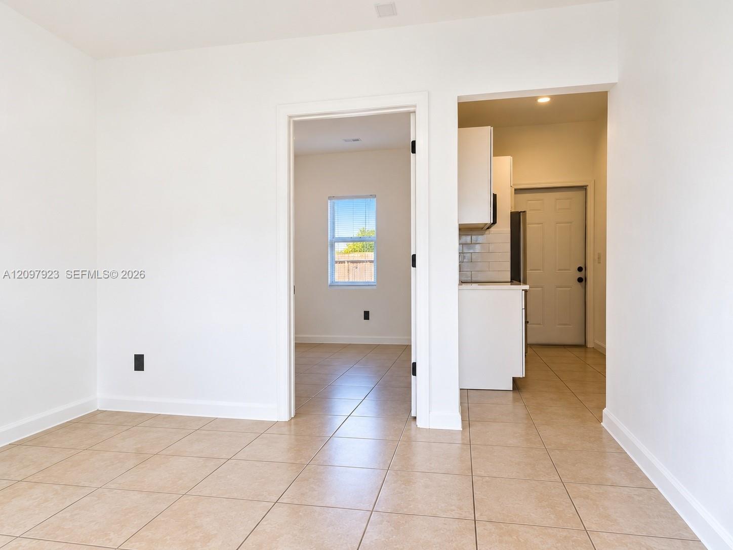   /  880 sq. ft. $ 2026-09-30 0 foto