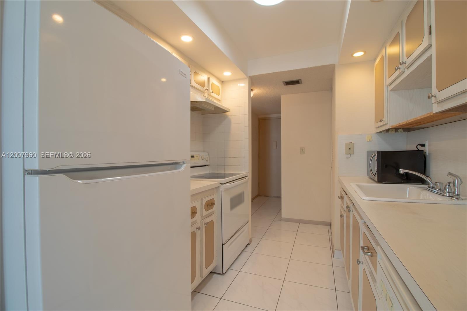 See details 911 1 / 2 938 sq. ft. $ 2026-09-30 0 Photo