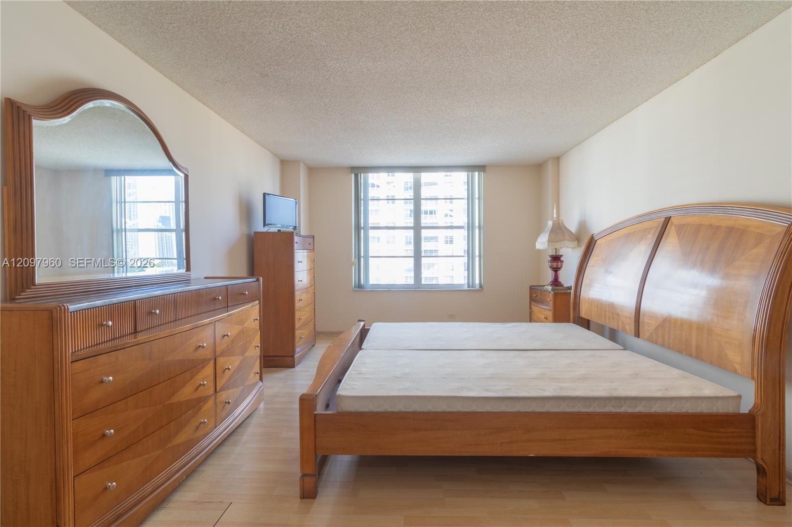 See details 911 1 / 2 938 sq. ft. $ 2026-09-30 0 Photo