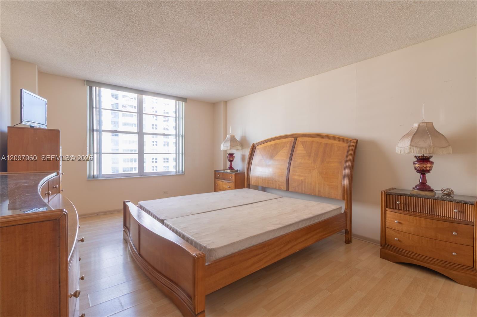 See details 911 1 / 2 938 sq. ft. $ 2026-09-30 0 Photo