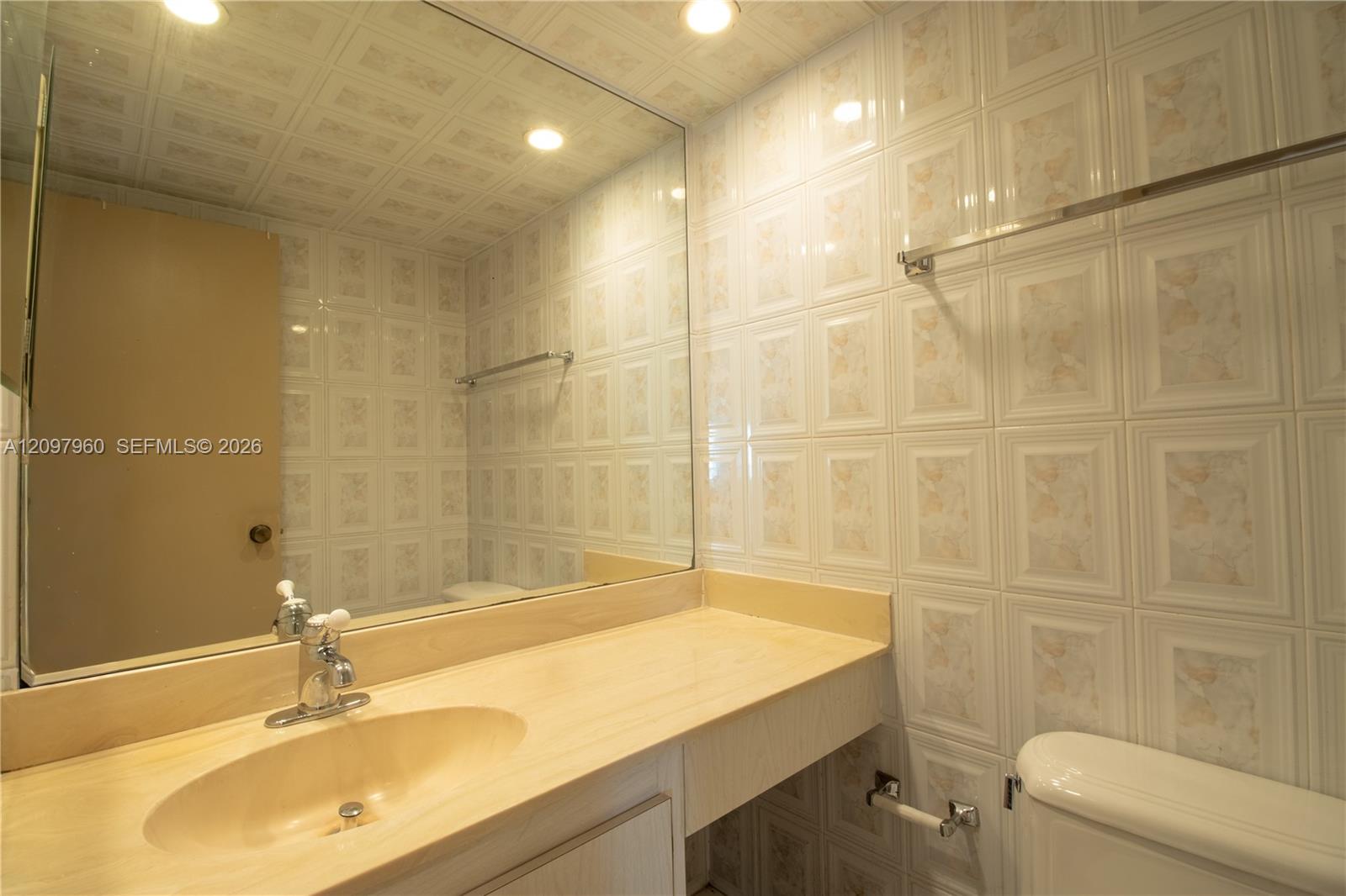 See details 911 1 / 2 938 sq. ft. $ 2026-09-30 0 Photo