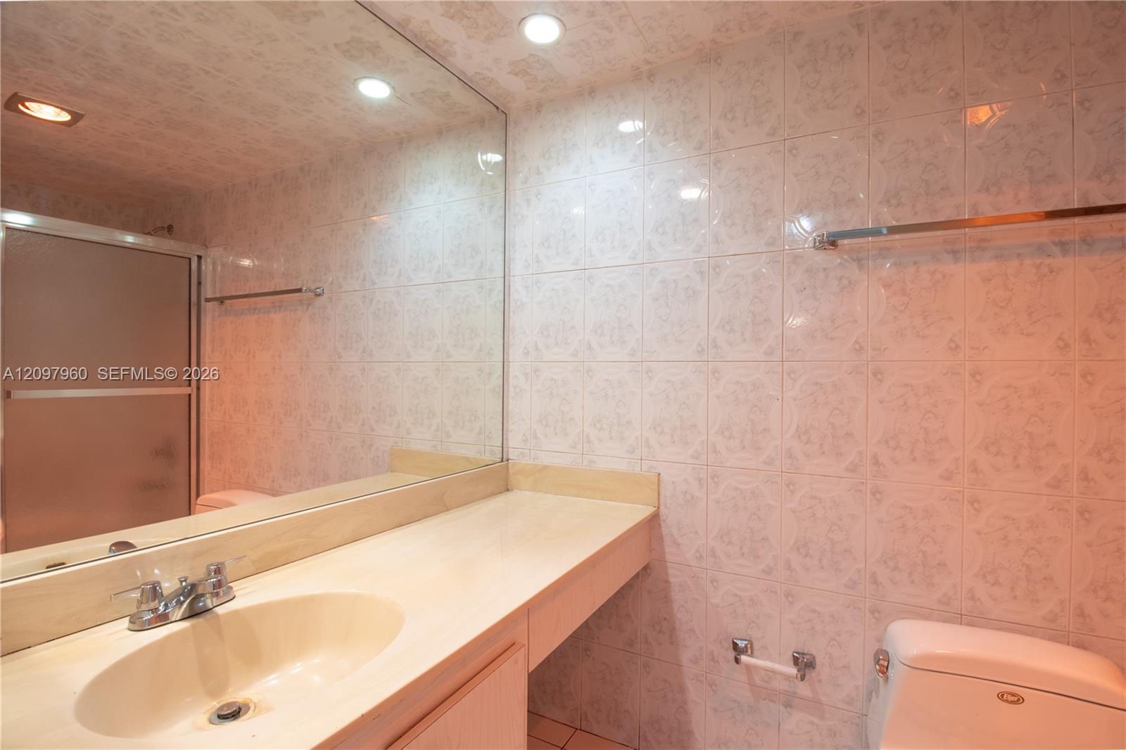 See details 911 1 / 2 938 sq. ft. $ 2026-09-30 0 Photo