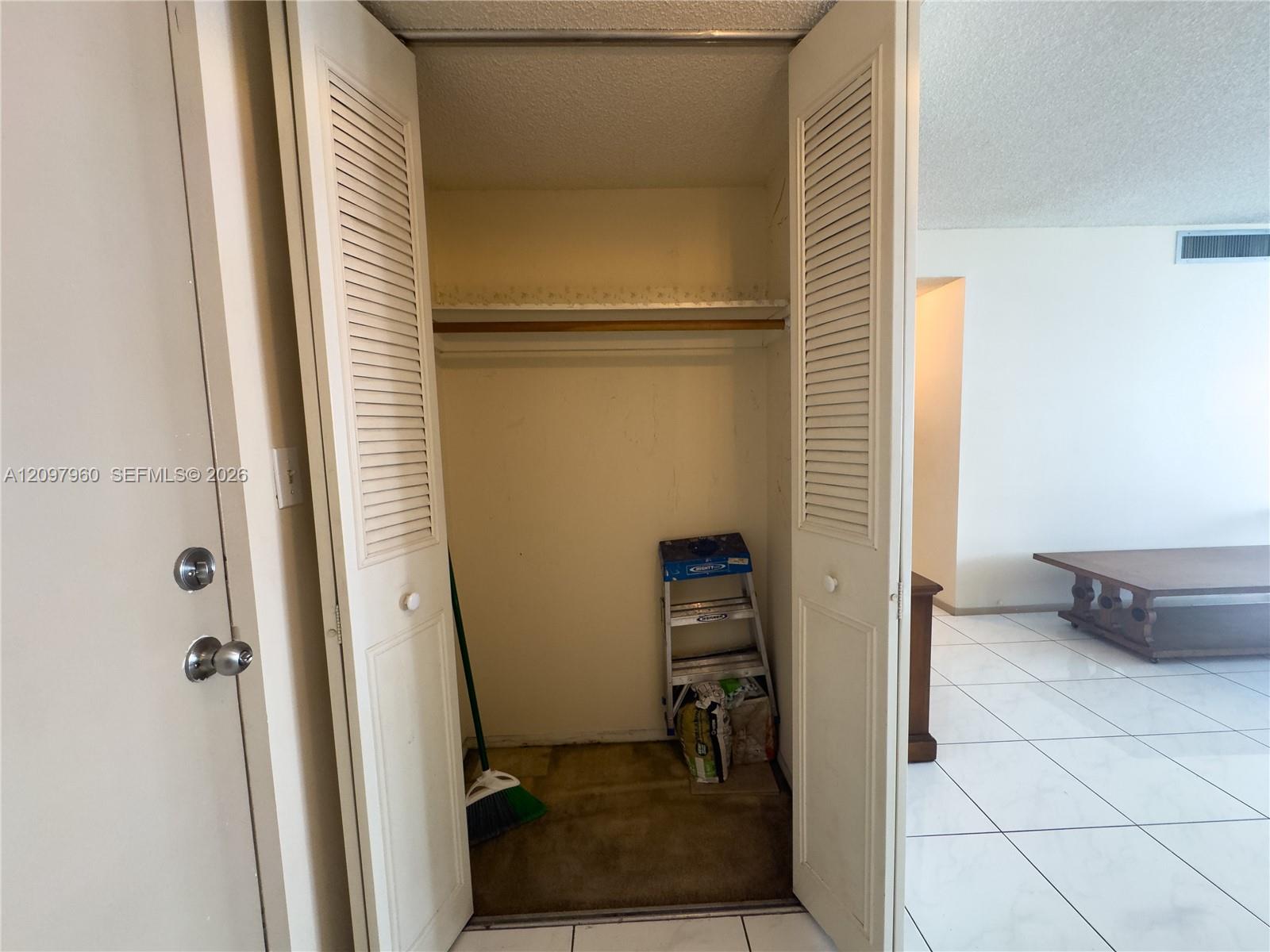 See details 911 1 / 2 938 sq. ft. $ 2026-09-30 0 Photo