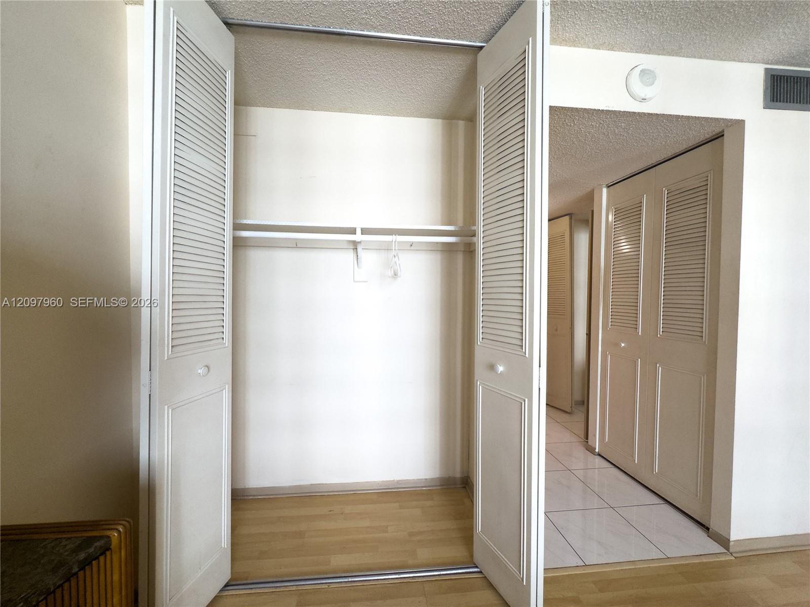 See details 911 1 / 2 938 sq. ft. $ 2026-09-30 0 Photo