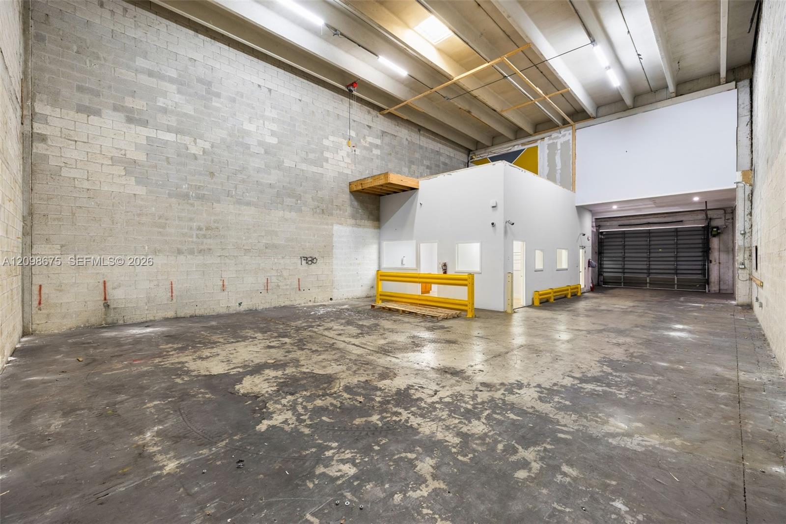 17  /   sq. ft. $ 2026-10-01 0 Photo