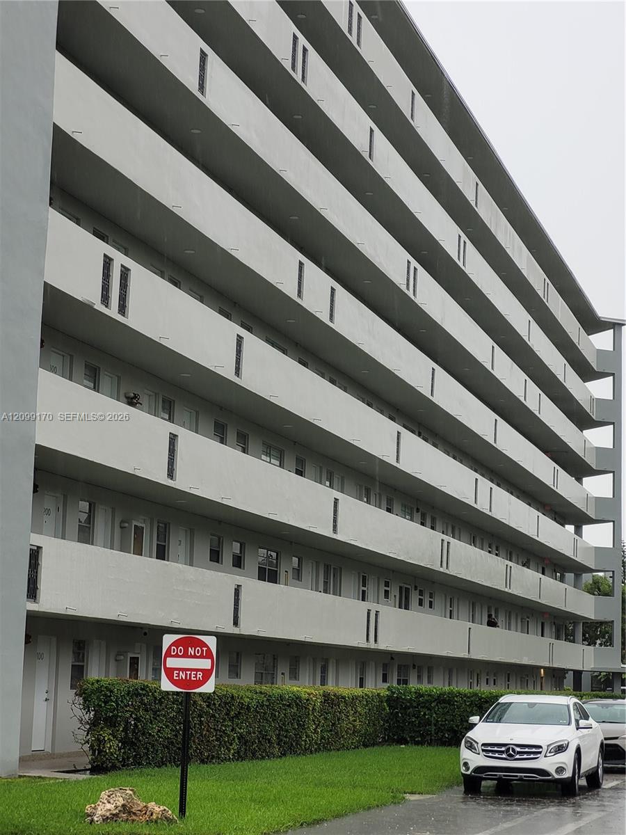 See details 615-1 2 / 2 1062 sq. ft. $ 2026-10-01 0 Photo
