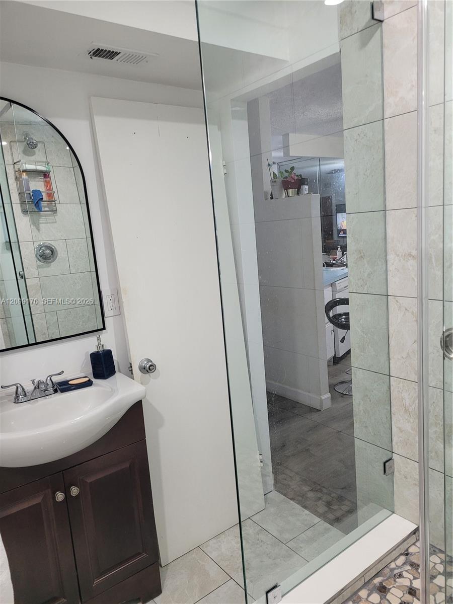 See details 615-1 2 / 2 1062 sq. ft. $ 2026-10-01 0 Photo