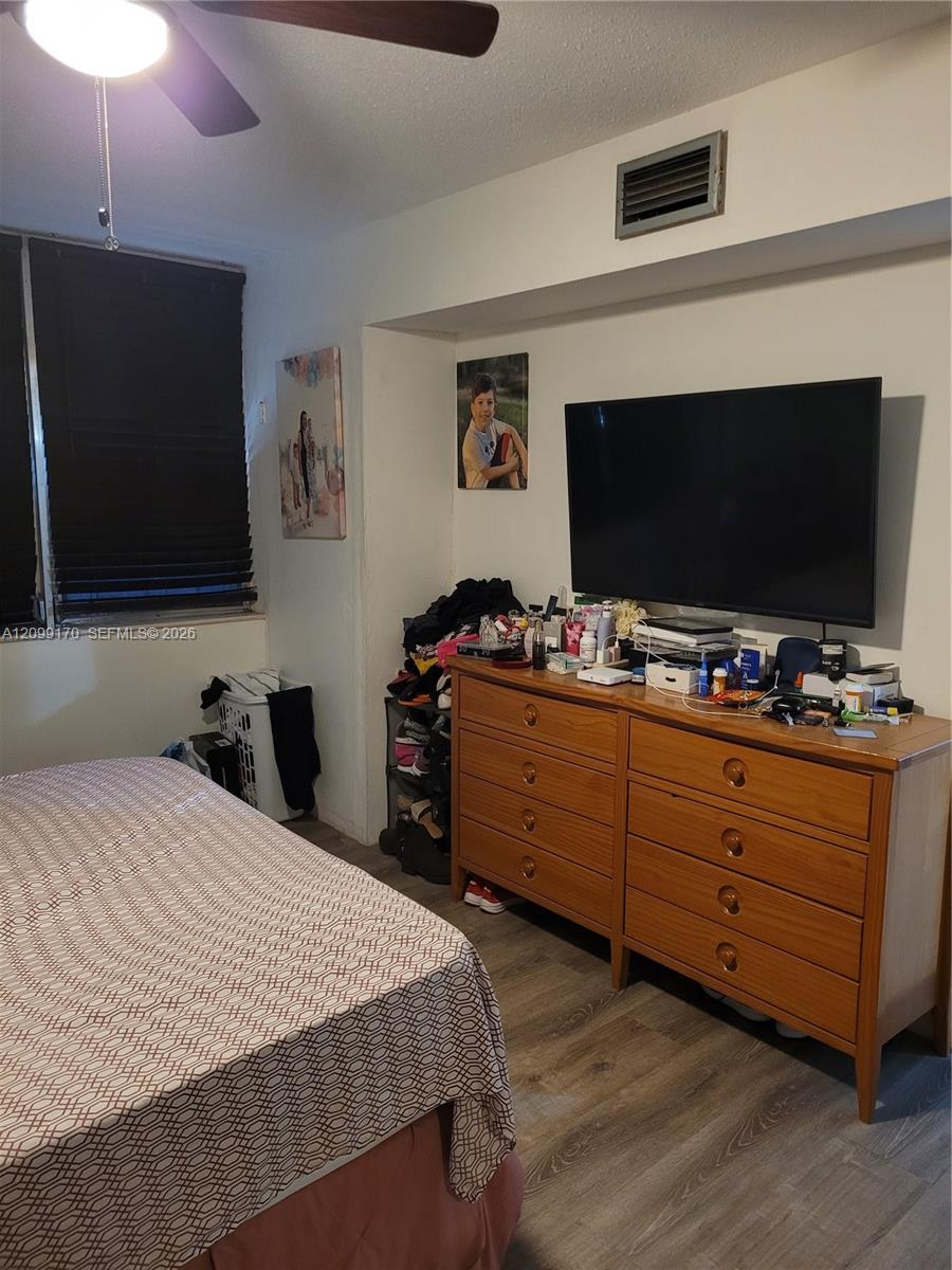 See details 615-1 2 / 2 1062 sq. ft. $ 2026-10-01 0 Photo