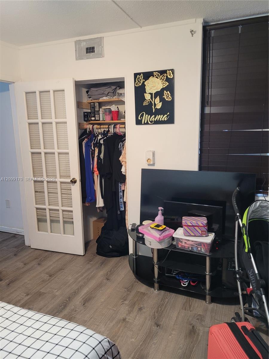 See details 615-1 2 / 2 1062 sq. ft. $ 2026-10-01 0 Photo