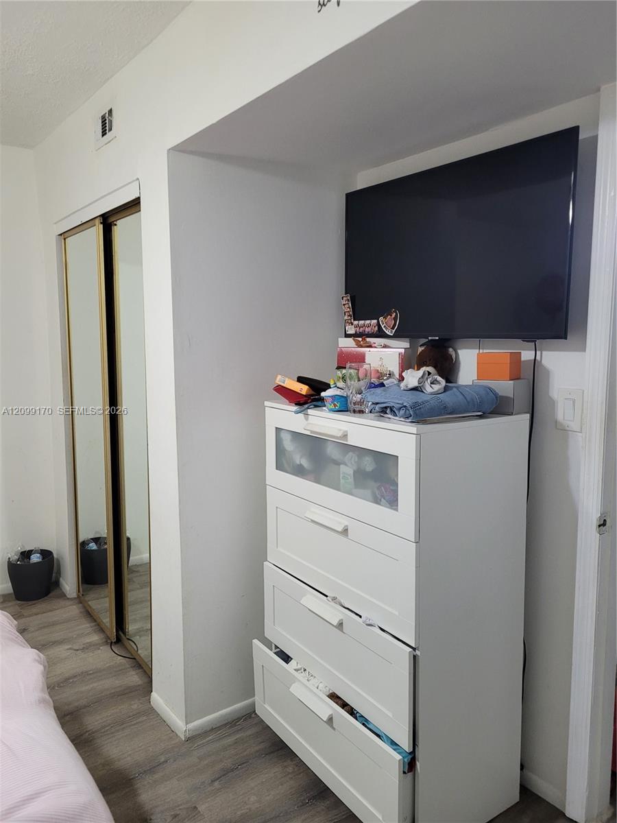 See details 615-1 2 / 2 1062 sq. ft. $ 2026-10-01 0 Photo