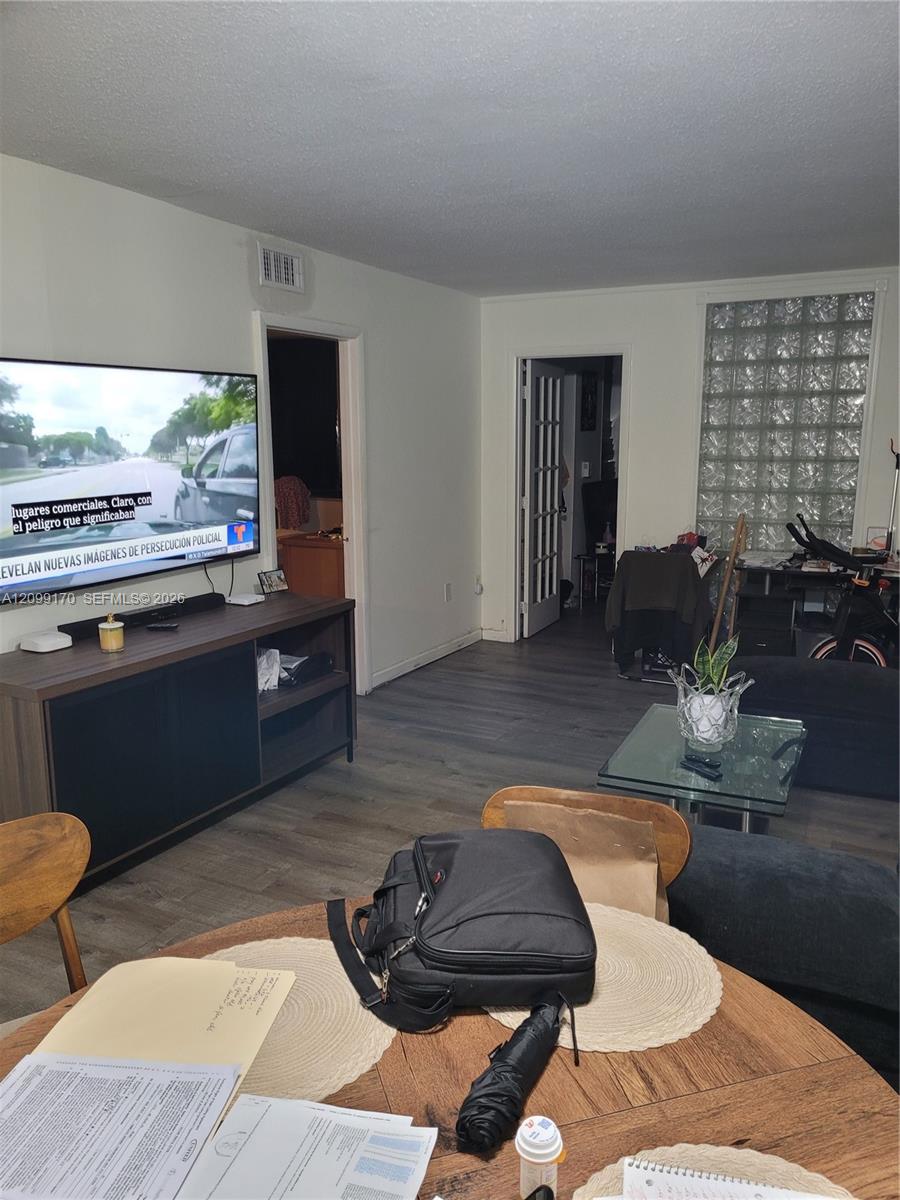 See details 615-1 2 / 2 1062 sq. ft. $ 2026-10-01 0 Photo