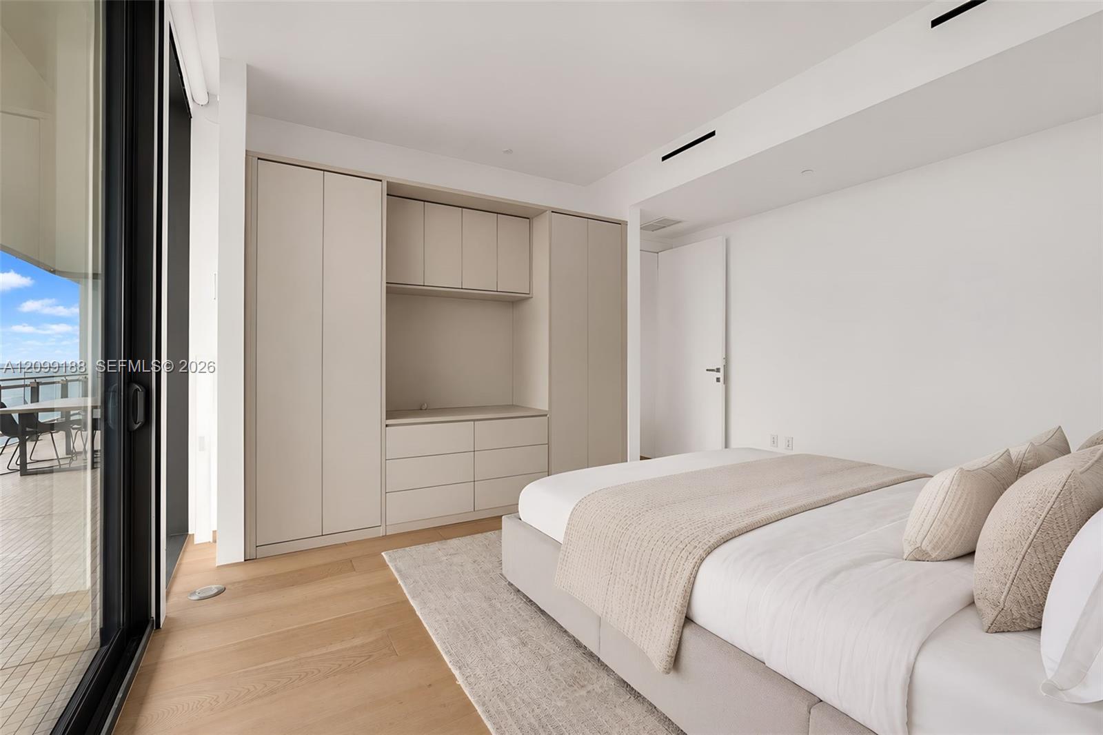 See details 603 1 / 2 1018 sq. ft. $ 2026-10-01 0 Photo