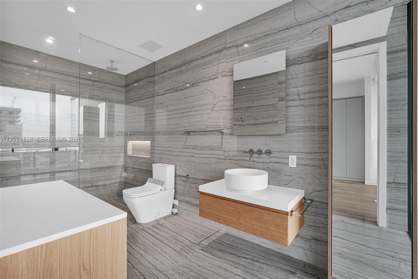See details 603 1 / 2 1018 sq. ft. $ 2026-10-01 0 Photo