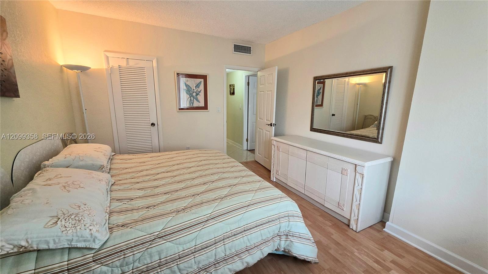 See details 6G 2 / 2 1240 sq. ft. $ 2026-10-02 0 Photo