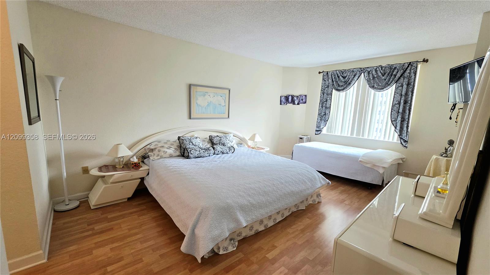 See details 6G 2 / 2 1240 sq. ft. $ 2026-10-02 0 Photo
