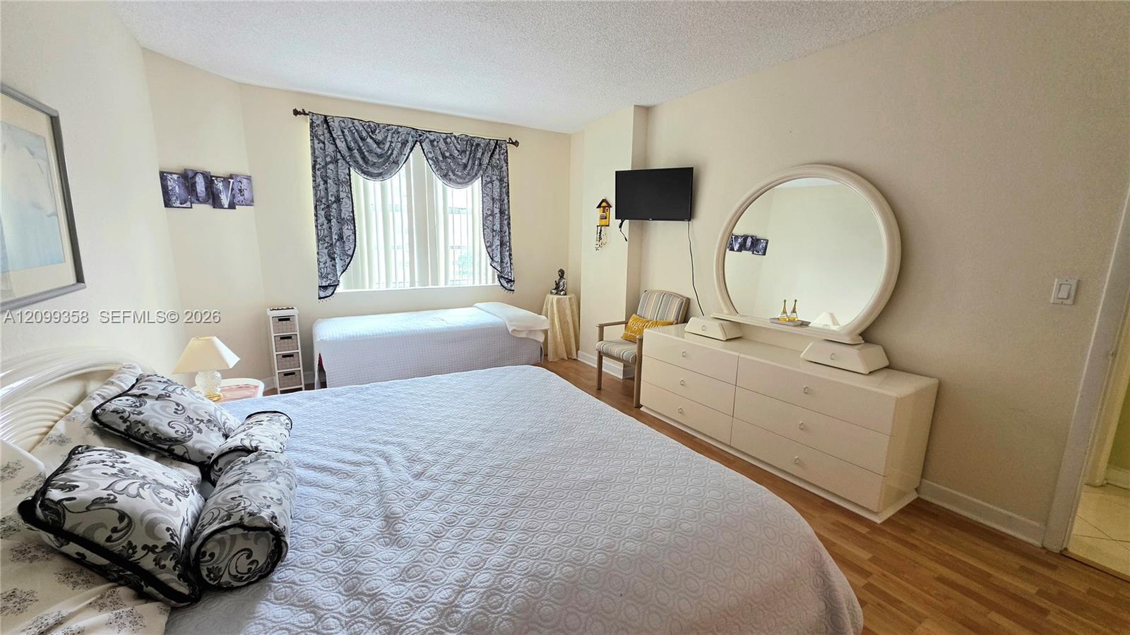 See details 6G 2 / 2 1240 sq. ft. $ 2026-10-02 0 Photo