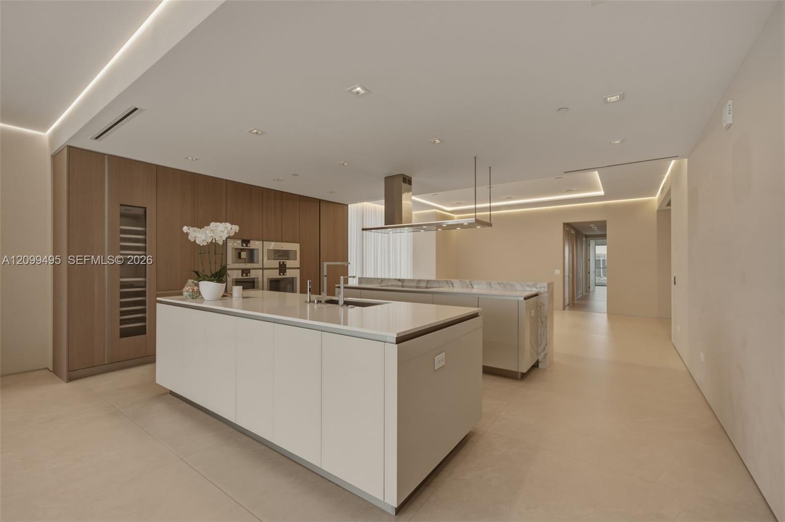 1404 4 / 6 3252 sq. ft. $ 2026-10-02 0 Photo