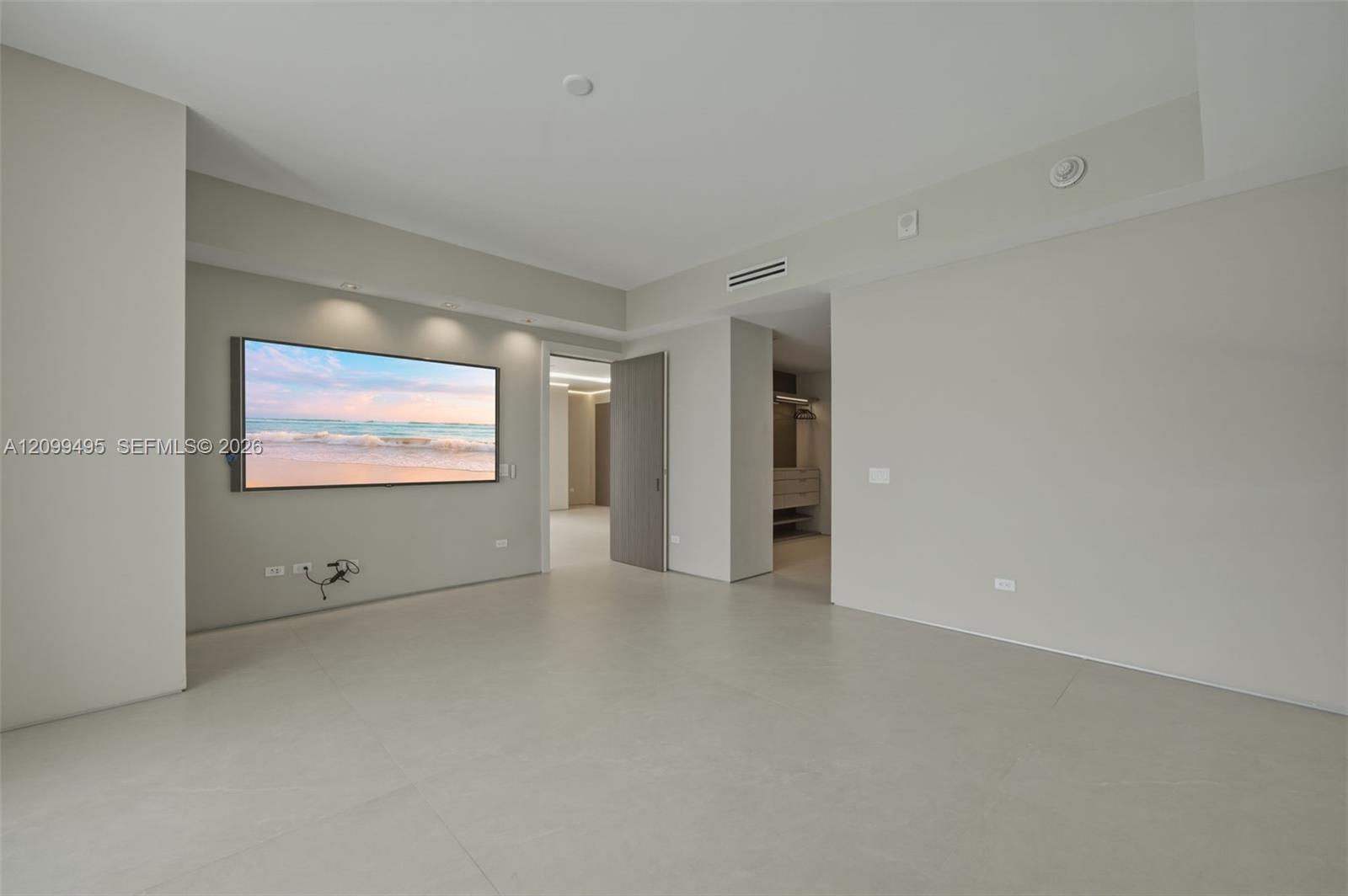 1404 4 / 6 3252 sq. ft. $ 2026-10-02 0 Photo