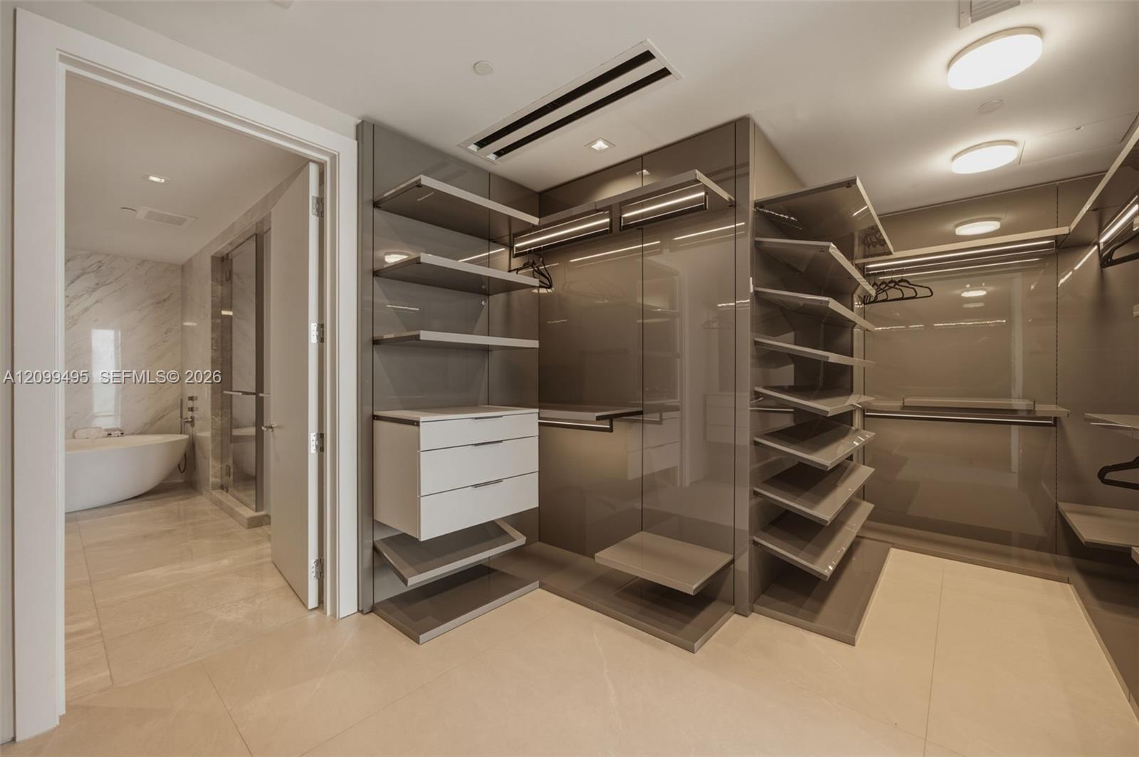 1404 4 / 6 3252 sq. ft. $ 2026-10-02 0 Photo