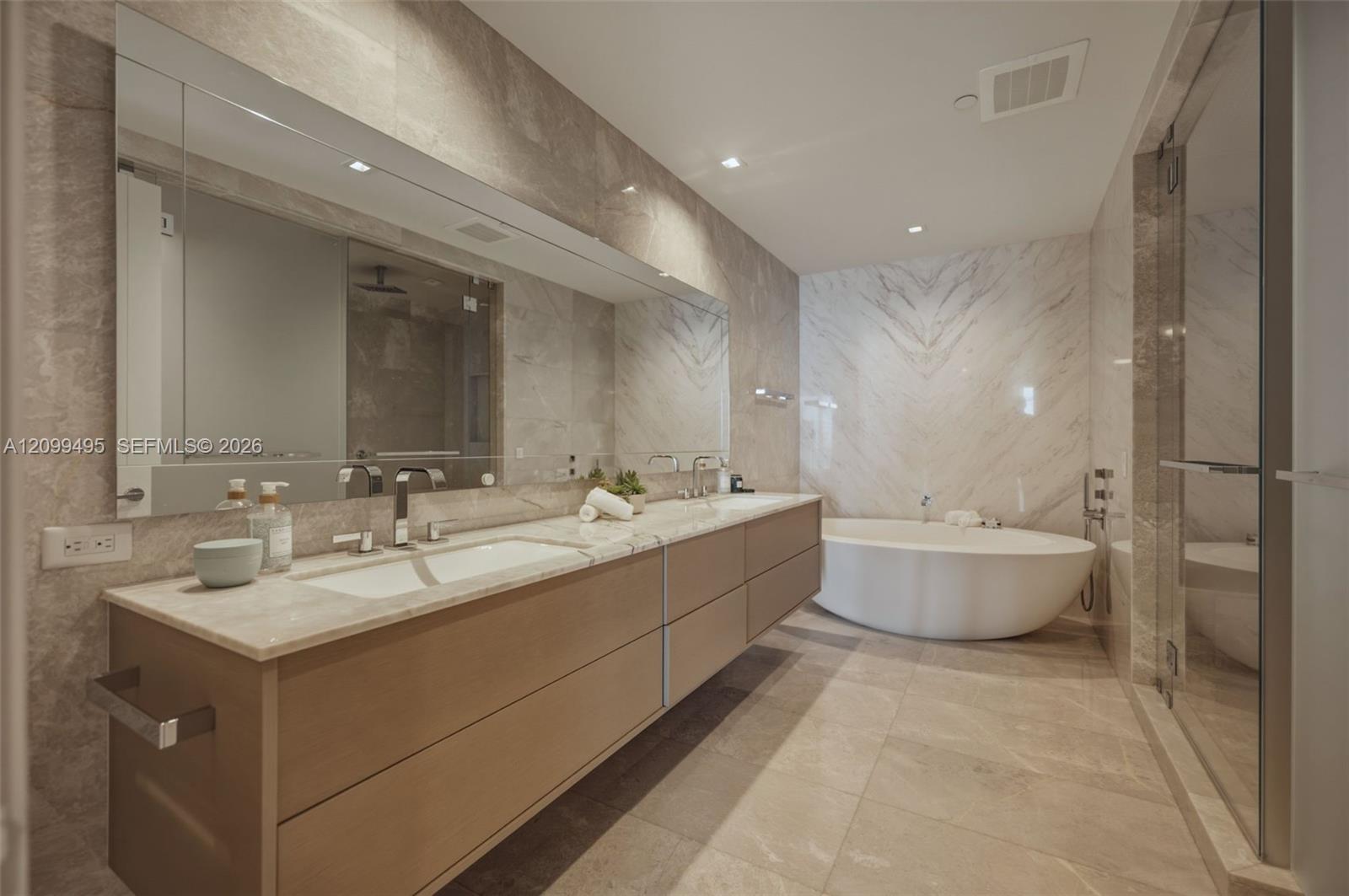 1404 4 / 6 3252 sq. ft. $ 2026-10-02 0 Photo