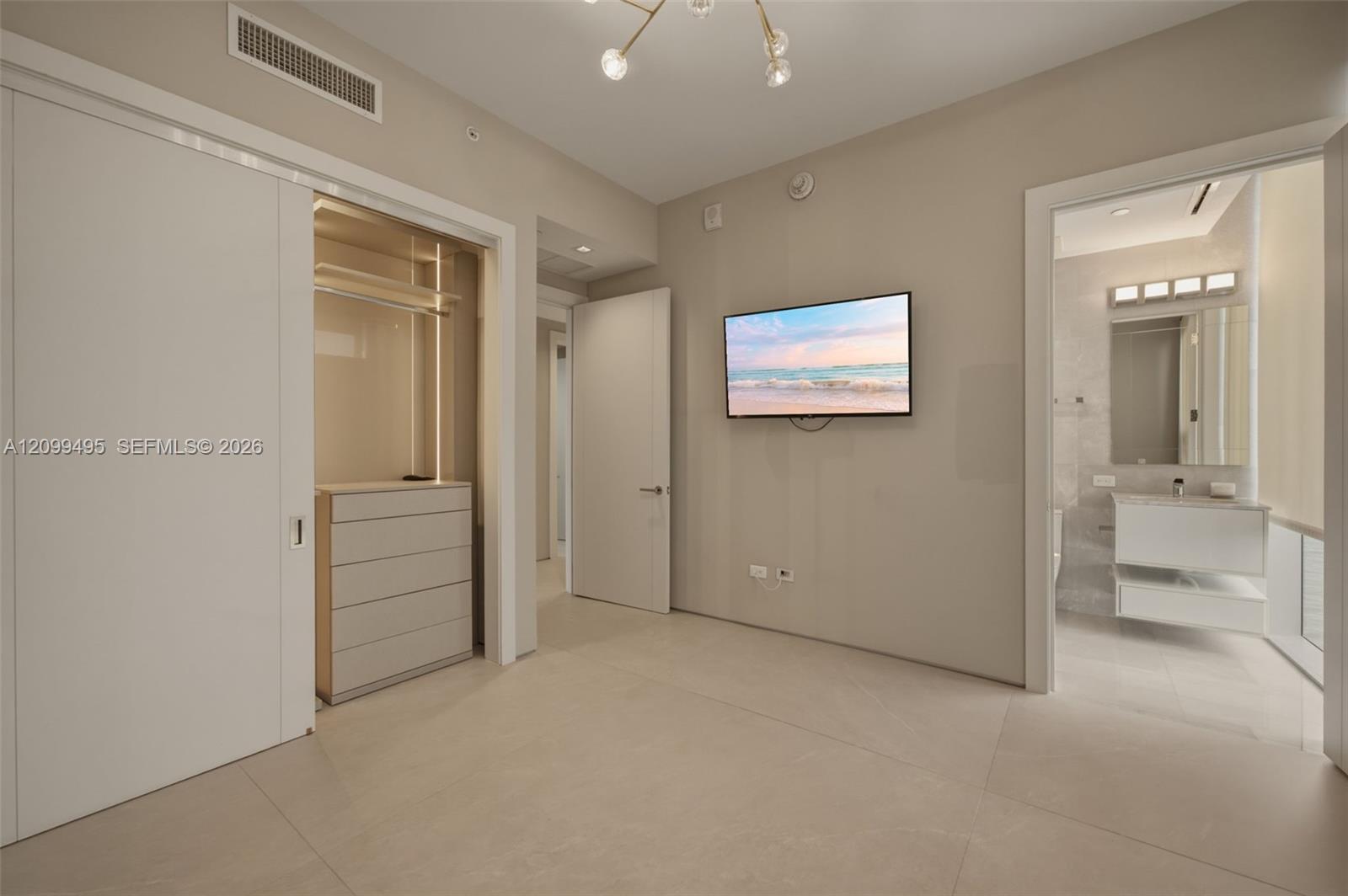 1404 4 / 6 3252 sq. ft. $ 2026-10-02 0 Photo