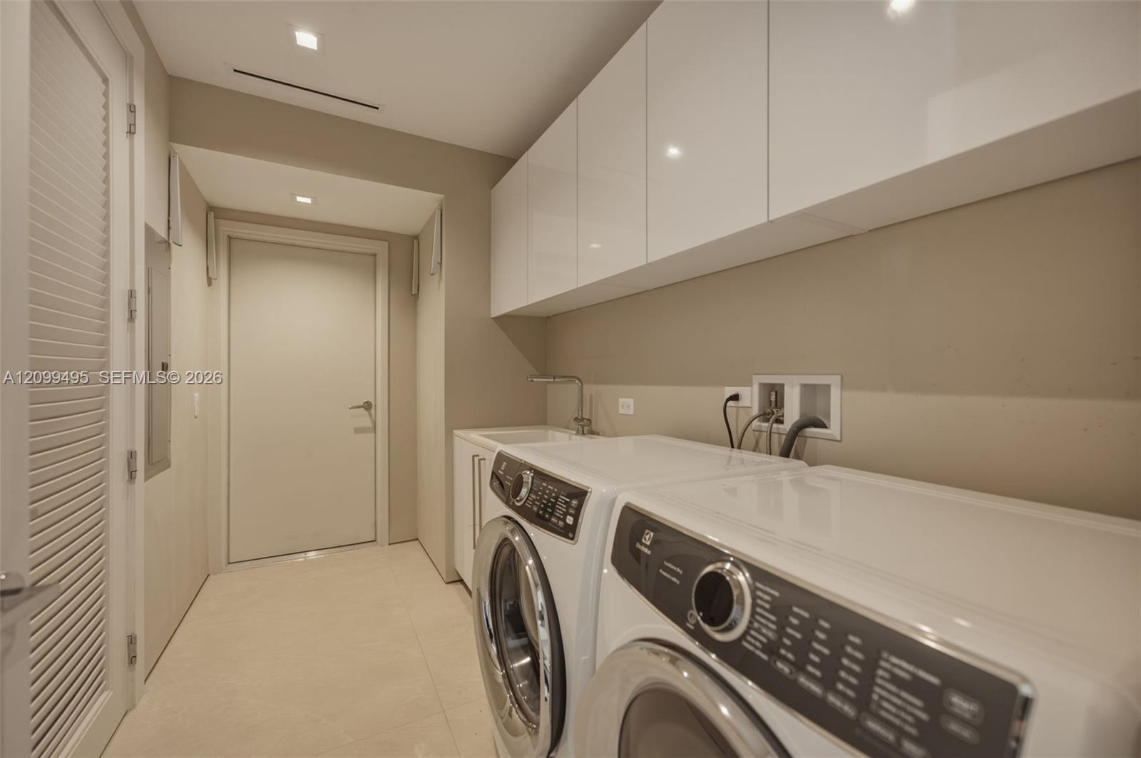 1404 4 / 6 3252 sq. ft. $ 2026-10-02 0 Photo