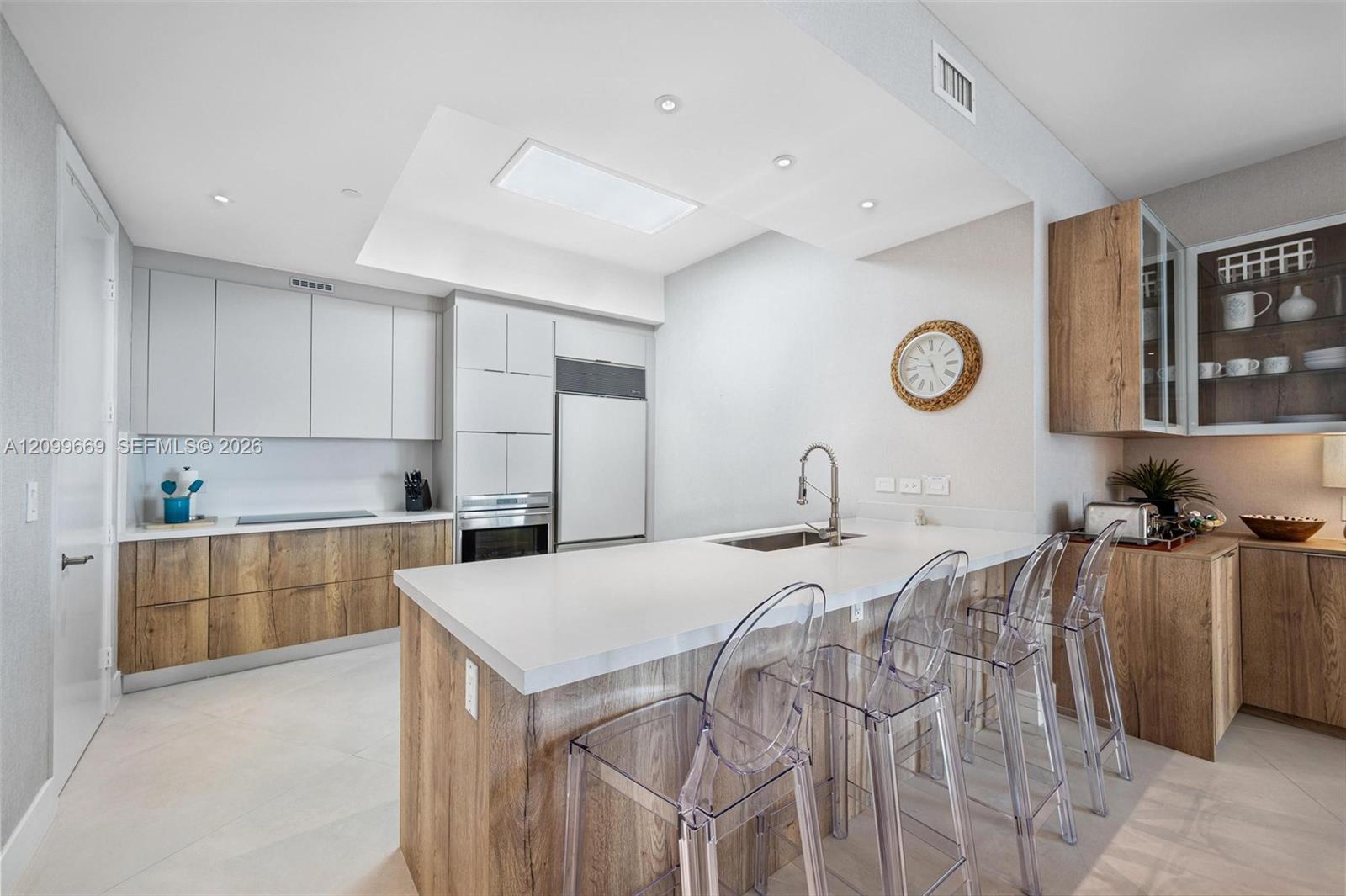 See details 1007 2 / 3 2106 sq. ft. $ 2026-10-02 0 Photo