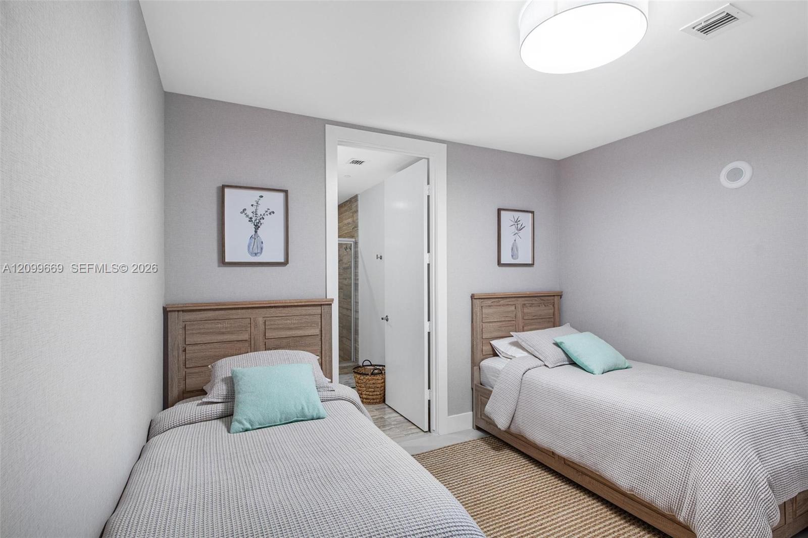 See details 1007 2 / 3 2106 sq. ft. $ 2026-10-02 0 Photo