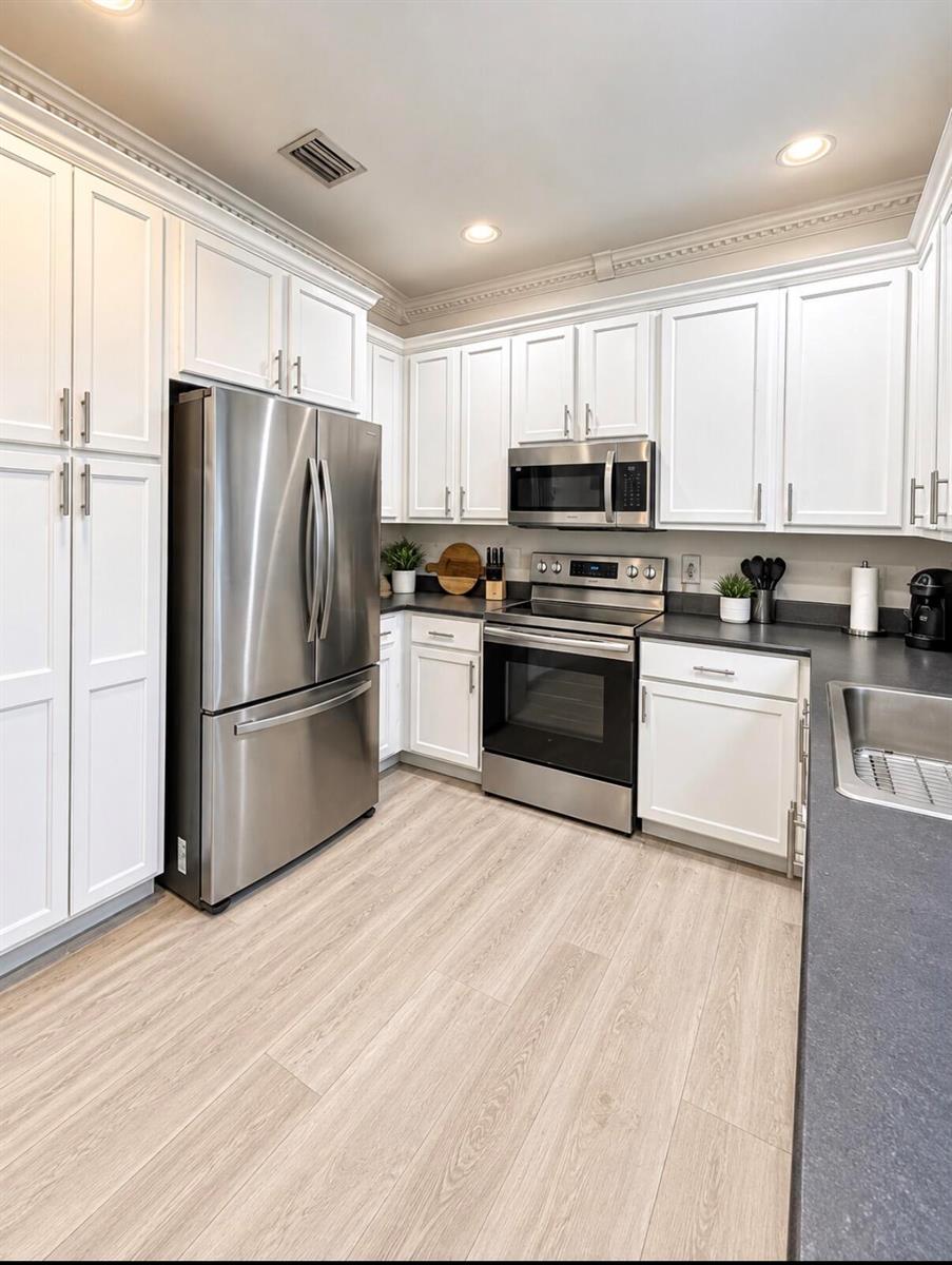 Ver detalles 5411 4 / 2077 sq. ft. $ 2026-10-04 0 foto