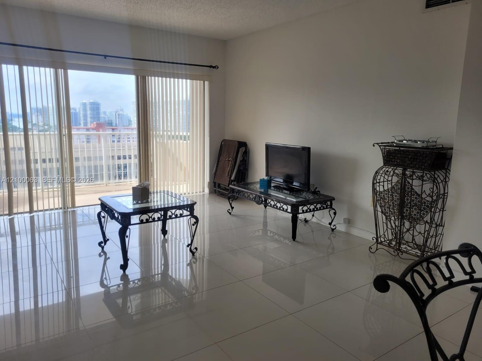 See details 19N 1 / 2 870 sq. ft. $ 2026-10-03 0 Photo
